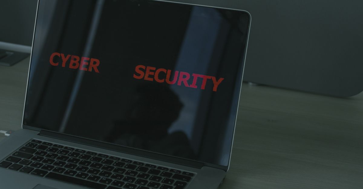 Persona revisando la seguridad de sus datos personales en un ordenador portátil tras conocer un ciberataque